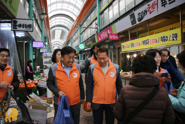 한국전력 대구본부 사회봉사단이 지난 13일 경산시 노인종합복지관을 방문해 저소득·독거 어르신들을 위한 