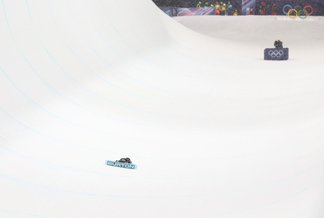 12일(현지시간) 이탈리아 리비뇨 스노파크에서 열린 2026 밀라노-코르티나담페초 동계올림픽 스노보드 여자 하프파이프 결승에서 최가온이 1차시기 크게 넘어져 일어나지 못하고 있다. 연합뉴스