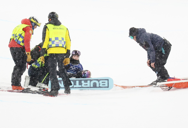12일(현지시간) 이탈리아 리비뇨 스노파크에서 열린 2026 밀라노-코르티나담페초 동계올림픽 스노보드 여자 하프파이프 결승에서 최가온이 1차시기 크게 넘어진 뒤 일어나고 있다. 연합뉴스