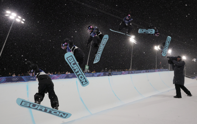 12일(현지시간) 이탈리아 리비뇨 스노파크에서 열린 2026 밀라노·코르티나담페초 동계 올림픽 스키 스노보드 여자 하프파이프 결선에서 최가온이 마지막 3차 시기 묘기를 선보이고 있다. 사진은 최가온의 3차 시기 두번째 점프를 촬영한 사진 6장을 레이어 합성해서 만들었다. 연합뉴스