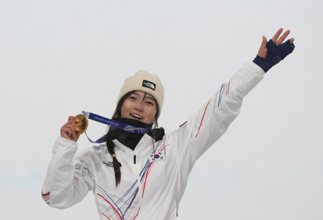 지난 2월 12일(현지시간) 이탈리아 리비뇨 스노파크에서 열린 2026 밀라노-코르티나담페초 동계올림픽 스노보드 여자 하프파이프 결승에서 우승한 최가온이 금메달을 손에 들고 미소를 짓고 있다. 연합뉴스