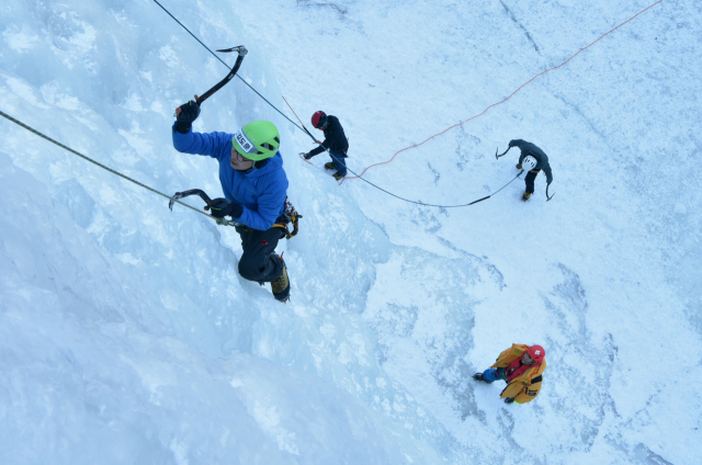 지난 7일 강원도 양구 용소빙벽장 빙벽을 오르는 기자를 박수호 강사가 아래에서 지켜보고 있다. 국립속초등산학교 제공