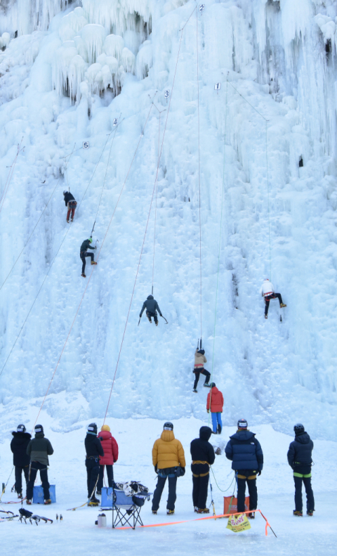 지난 7일 국립속초등산학교 빙벽반 교육생들이 강원도 양구 용소빙벽장 얼음벽을 오르고 있다. 국립속초등산학교 제공