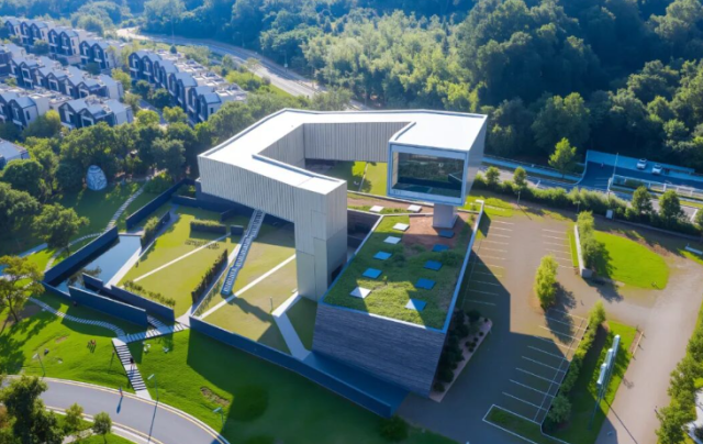 땅과 하늘로 연결하는 철 계단은 건축의 주요 오브제이다.