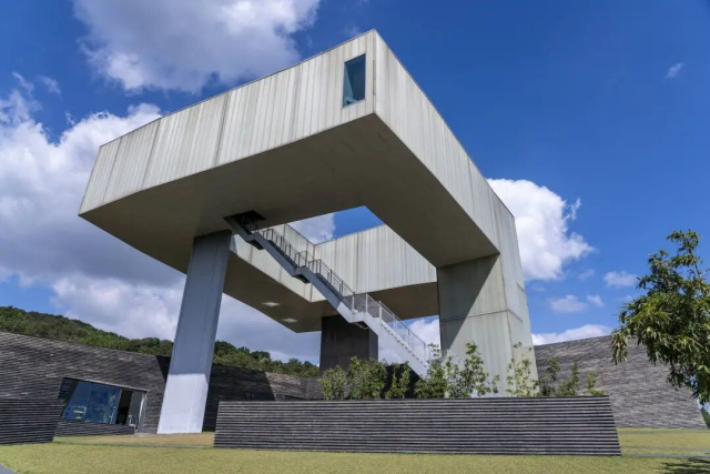 땅의 공간과 하늘의 공간으로 나누어지는 미술관 스케치