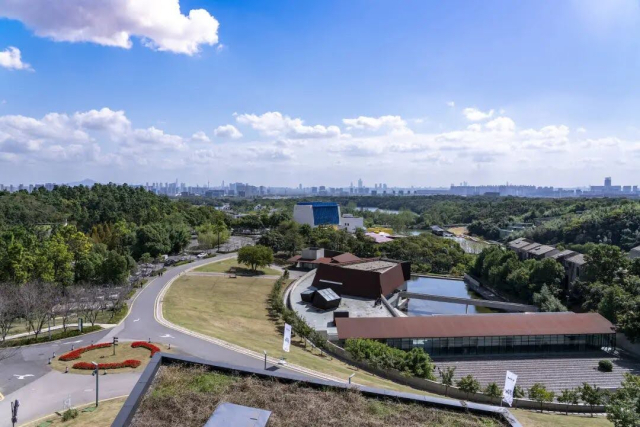 세지마 가즈요 ＆ 니시자와 류에(일본)의 호수에 비치는 백색건축 