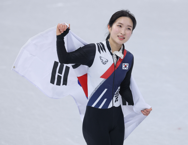 16일(현지시간) 이탈리아 밀라노 아이스스케이팅 아레나에서 열린 2026 밀라노-코르티나담페초 동계올림픽 쇼트트랙 여자 1000m 결승에서 김길리가 3등으로 들어오며 동메달을 획득한 뒤 태극기를 두르고 트랙을 돌고 있다. 연합뉴스