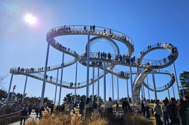 설 연휴 포항의 스페이스워크를 찾은 관광객. 포항시 제공