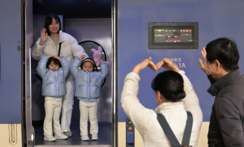 [포토뉴스] 손주 떠나는 길, 아쉬운 배웅