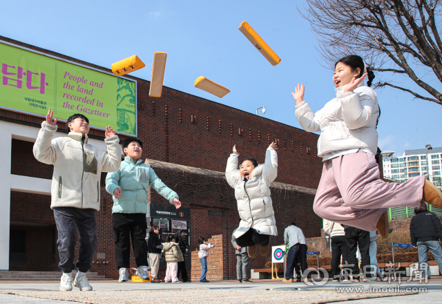 [포토뉴스] 설 명절 가족과 함께 윷놀이