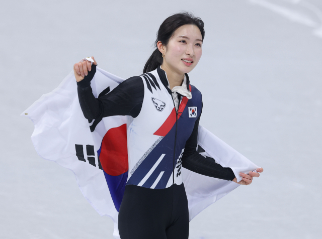 16일(현지시간) 이탈리아 밀라노 아이스스케이팅 아레나에서 열린 2026 밀라노-코르티나담페초 동계올림픽 쇼트트랙 여자 1000m 결승에서 김길리가 3등으로 들어오며 동메달을 획득한 뒤 태극기를 두르고 트랙을 돌고 있다. 연합뉴스