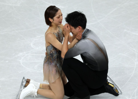 일본 피겨 역사상 최초의 올림픽 페어 금메달을 목에 건 미우라 리쿠와 키하라 류이치(좌측부터). EPA 연합뉴스