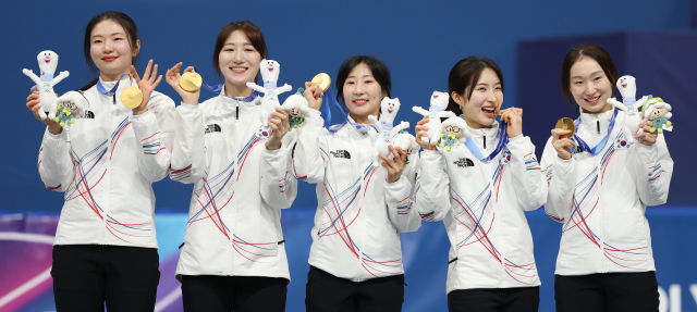 '전설' 폰타나 제친 김길리…쇼트트랙 女 계주 금메달