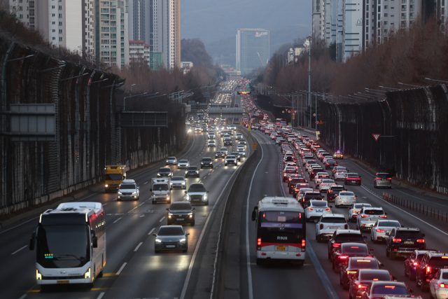 설 연휴 마지막 날인 18일 서울 서초구 잠원IC 인근 경부고속도로 상(왼쪽)·하행선에서 차량이 이동하고 있다. 연합뉴스