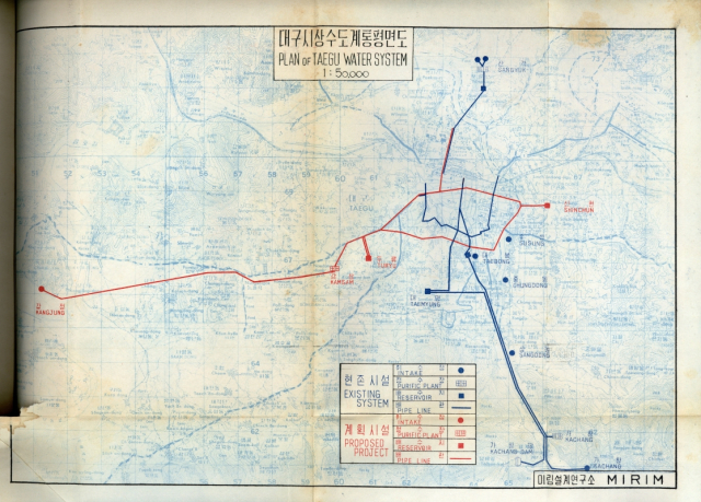 1960년 대구시상수도계통평면도. 파란색이 당시 현존해 있던 수도시설이며, 붉은색이 새롭게 짓게 될 시설들이다. 금호강을 따라 도시에서 먼 강정뿐만 아니라 감삼과 두류에도 새 수도시설이 들어서게 되면서, 더 많은 지역이 깨끗한 물을 수도로 공급받을 수 있게 됐다. 대구근대역사관 제공.