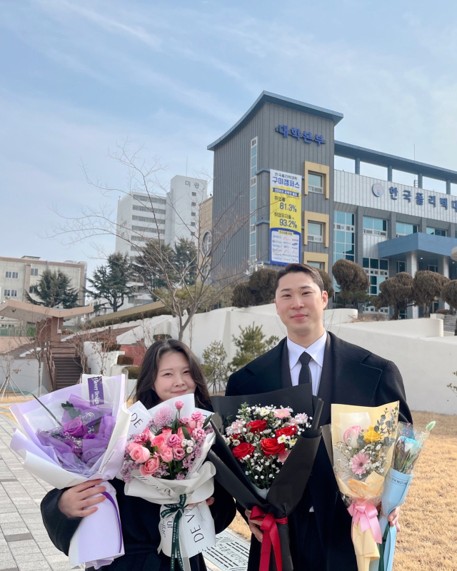 한국폴리텍대학 구미캠퍼스 학위수여식에서 예비부부인 최세종(오른쪽)·원솔씨가 기념촬영을 하고 있다. 한국폴리텍대학 구미캠퍼스 제공
