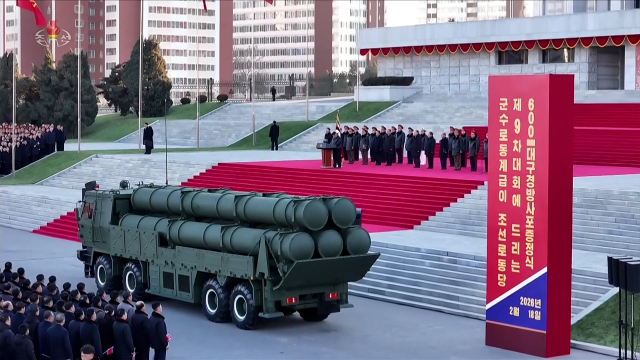 김정은 북한 국무위원장이 참석한 가운데 지난 18일 평양 4.25문화회관 광장에서 군수공업부문 노동계급의 노동당 제9차대회 600㎜ 대구경 방사포 50문 증정식이 진행됐다고 조선중앙TV가 19일 보도했다. [조선중앙TV 화면] [국내에서만 사용가능. 재배포 금지. For Use Only in the Republic of Korea. No Redistribution] 연합뉴스