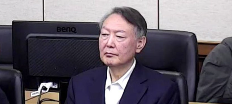 尹 '내란 우두머리' 혐의 1심 선고 시작…법원 생중계