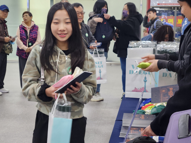 대구국제공항 통해 입국한 홍콩 관광객들에게 대구시와 대구문화예술진흥원이 기념품을 배포하고 있다. 대구문화예술진흥원 제공