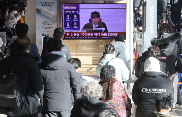 12·3 비상계엄과 관련해 내란 우두머리 혐의로 기소된 윤석열 전 대통령에 대한 1심 선고가 열린 19일 서울역에서 시민들이 관련 뉴스를 보고 있다. 연합뉴스
