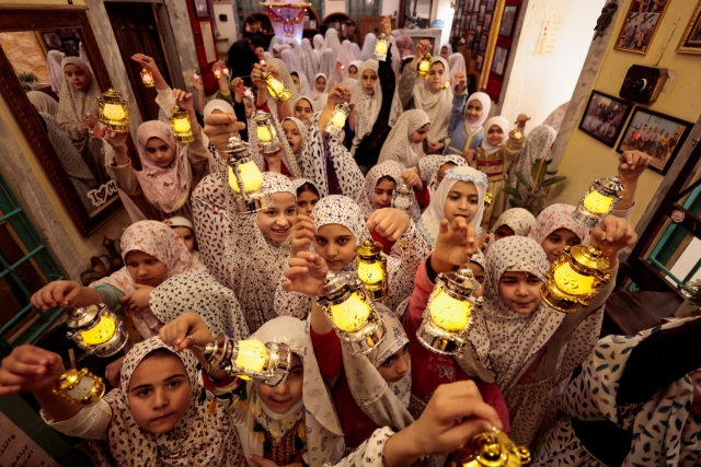 [사진으로 보인 세계] 라마단 앞두고 등불 밝힌 소녀들