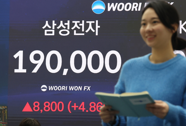 설 연휴 이후 코스피가 사상 처음으로 5,600선을 넘어선 채 거래를 마친 19일 서울 중구 우리은행 딜링룸에서 딜러들이 업무를 보고 있다. 국내 증시에서 대장주 삼성전자는 4.86% 급등한 19만원에 거래를 마무리하며 사상 처음으로 종가 기준 