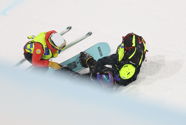 뼈 부러진채 금메달 땄나…병원 찾은 최가온 '3 fractures' 의미는