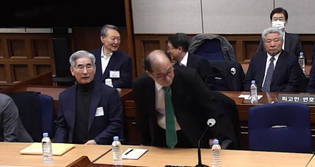 윤석열 전 대통령이 19일 서초구 서울중앙지방법원에서 열린 12·3 비상계엄 관련 내란 우두머리 혐의 1심 선고공판에 출석해 있다. 이날 서울중앙지법 형사합의25부는 윤 전 대통령에게 무기징역을 선고했다. 연합뉴스