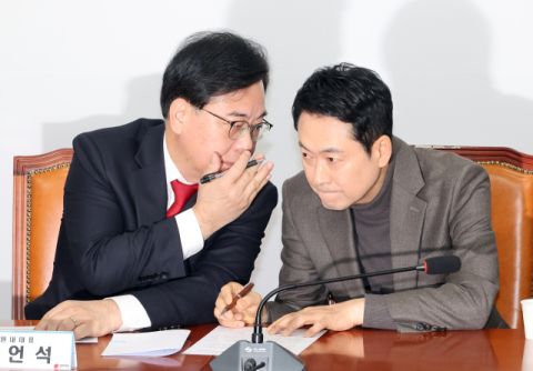 국민의힘 '尹 무기징역' 공식입장 안 내, 소장파 모임서는 