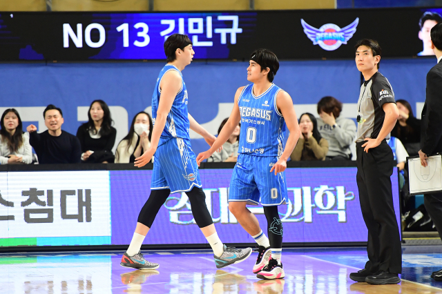 프로농구 대구 한국가스공사 페가수스의 신주영(왼쪽)과 샘조세프 벨란겔(오른쪽)이 하이파이브를 하고 있다. KBL 제공