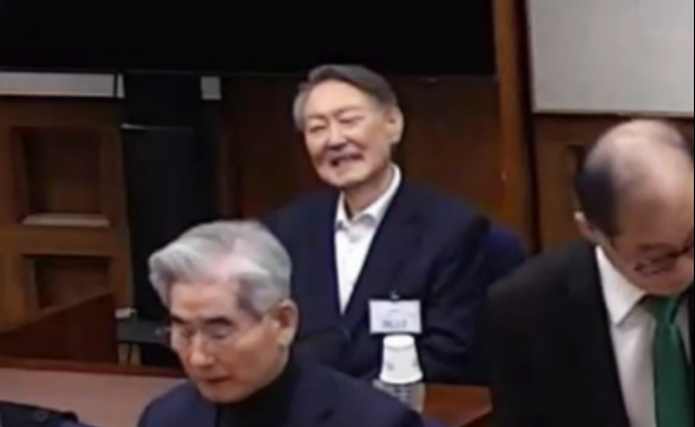 윤석열 전 대통령이 19일 서초구 서울중앙지방법원에서 열린 12·3 비상계엄 관련 내란 우두머리 혐의 1심 선고공판에 출석해 있다. 서울중앙지법