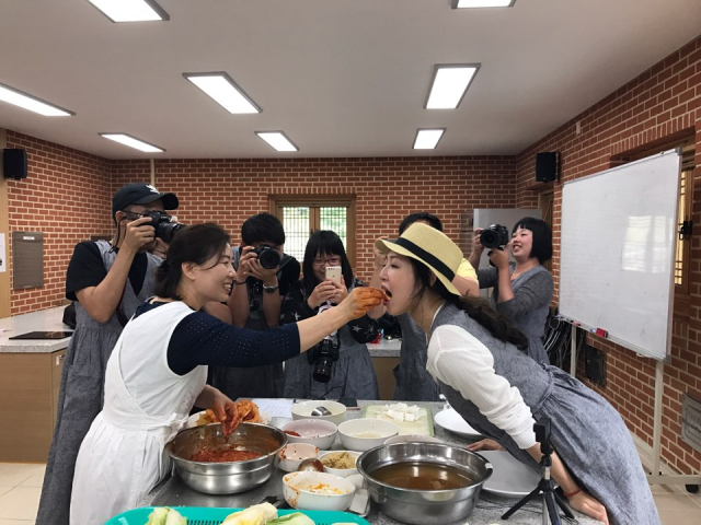 외국인 수강생 대상으로 사찰음식 강의를 진행 중인 김정희 사찰음식 팀장. 동화사