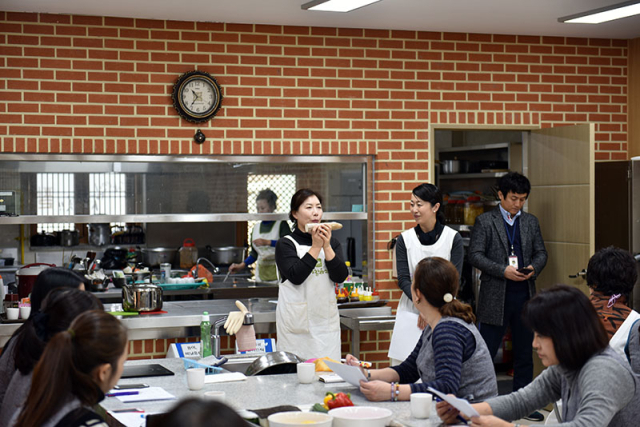 사찰음식 강의를 진행 중인 김정희 사찰음식 팀장. 동화사