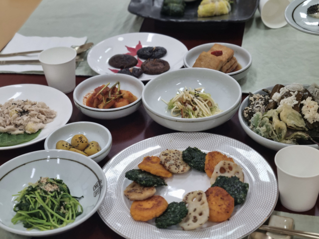 김정희 사찰음식 팀장이 만든 사찰음식 한 상. 동화사