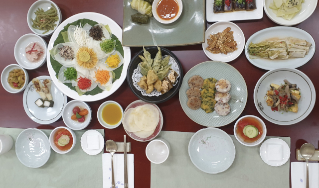 김정희 사찰음식 팀장이 만든 사찰음식 한 상. 동화사