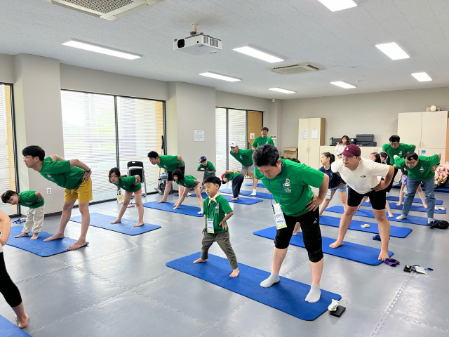 MOM편한 30인의 아빠단에 참여한 아빠와 자녀가 함께 키 크기 체조를 하고 있다. 매일DB
