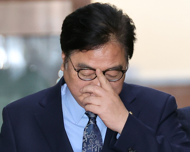 우원식 국회의장이 19일 윤석열 전 대통령 내란 우두머리 혐의 1심 선고 직후, 소회를 밝히기 위해 의장실을 나오고 있다. 연합뉴스