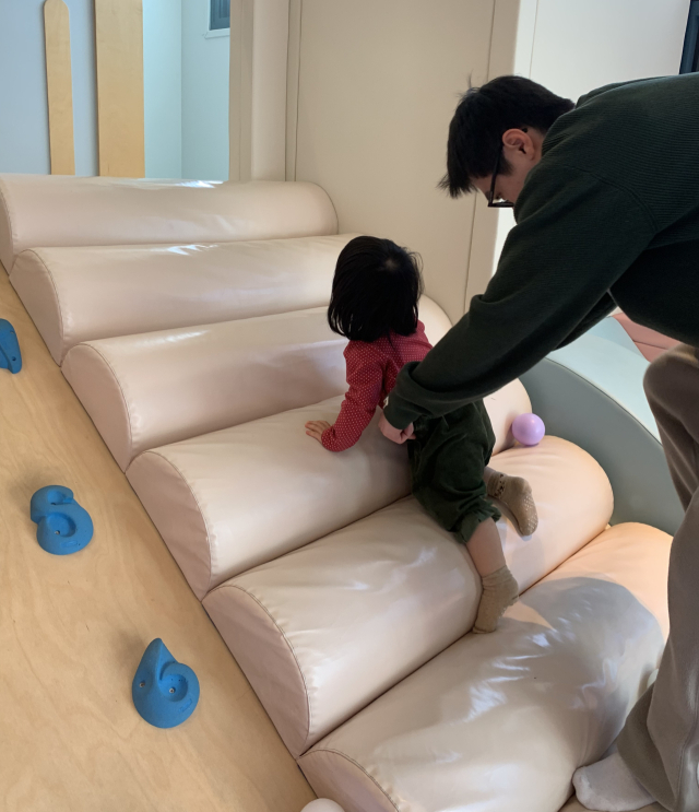 영유아 시기 아빠와의 놀이 경험은 아이의 자존감 형성에 큰 영향을 준다. 놀이 과정에서 스킨십과 따뜻한 언어가 아이에게 안정감을 준다.