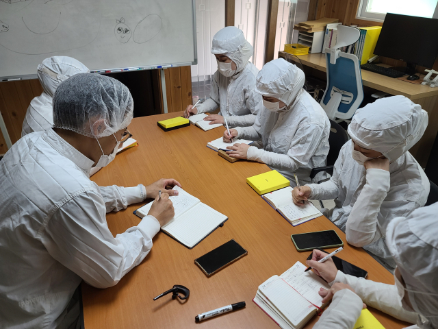 김태준 씨(왼줄 오른쪽)가 자신의 농업회사법인 직원들에게 HACCP 관련 자체 교육을 하고 있다.