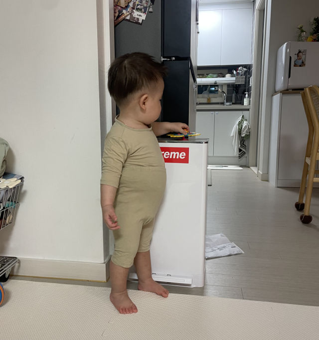 없어진 차 키를 찾느라 마음은 급한 엄마. 그 와중에 태서는 휴지통을 꼭 붙잡고 딴청 중이다. 그래. 오늘의 유력 수색 장소, 바로 저기다!