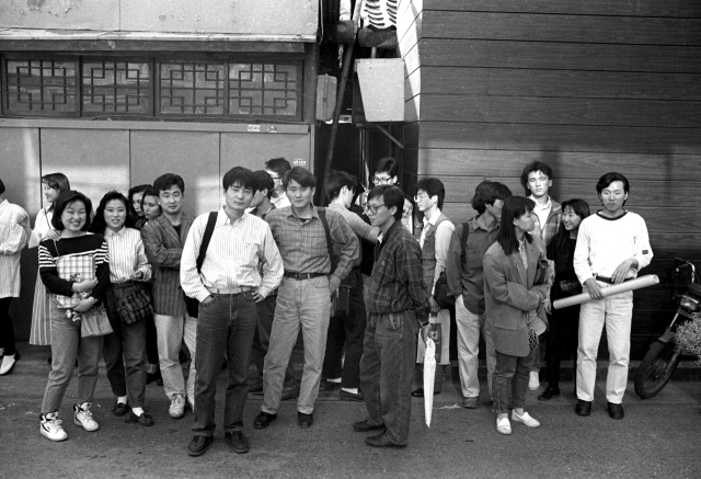 1992년 대구시민회관에서 제1회 졸업작품전의 설치를 마치고 나오는 경일대학교 사진영상학과 학생들. 강위원 작가 제공