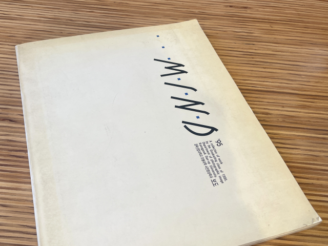 이종범 경일대 사진영상학부 동문전 조직위원회 공동위원장이 95년 졸업작품집을 펼쳐보이고 있다. 이연정 기자