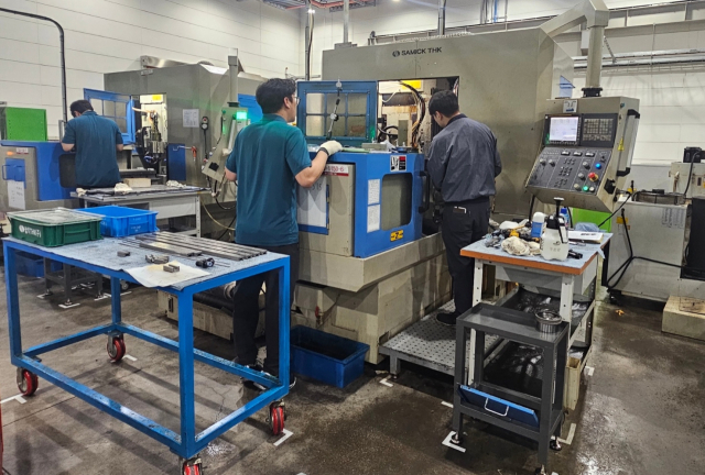 지난 11일 오전 삼익THK 테크노폴리스 공장. 작업자들이 LM가이드 가공 작업을 수행하고 있다. 정우태 기자
