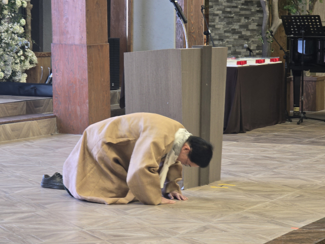 임종식 경북교육감이 20일 안동그랜드호텔에서 열린 2026 경북 유림단체 신년교례회에 참석해 지역 유림들을 향해 큰절을 올리고 있다. 김영진 기자