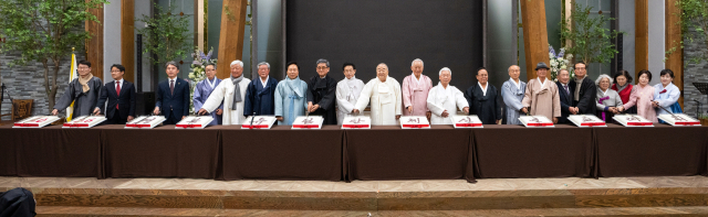 2026 경북 유림단체 신년교례회에 참석한 내빈들이 떡케이크 절단식에 참석해 기념촬영하고 있다. 김영진 기자