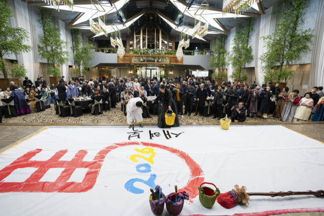 이철우 경북도지사가 20일 경북 유림단체 신년교례회에 참석해 즉석에서 휘호를 선보이고 있다. 김영진 기자