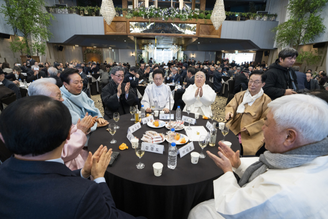 2026 유림단체 신년교례회에 참석한 내빈들이 지역 유림이 보낸 덕담에 박수를 보내고 있다. 김영진 기자