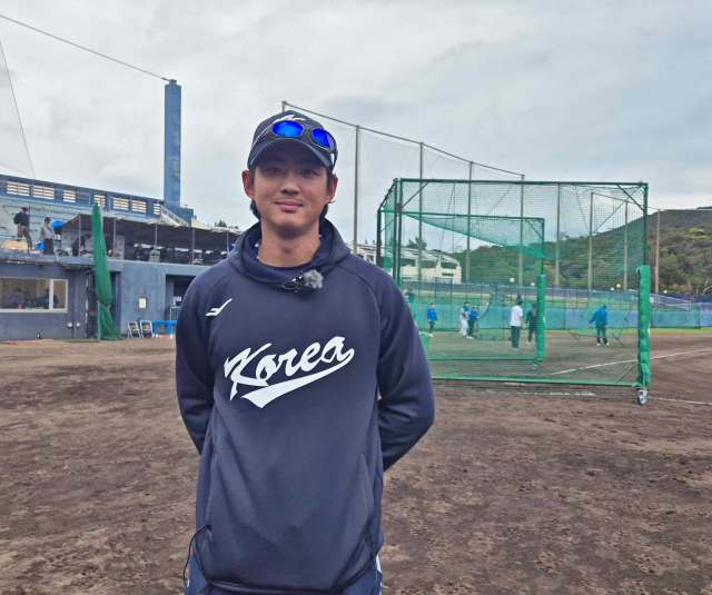 삼성 라이온즈의 원태인이 삼성 전지훈련지인 오키나와 온나손 아카마 구장을 찾은 팬들에게 사인을 해주고 있다. 채정민 기자