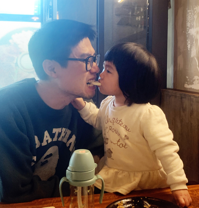 아빠 이승환 씨는 바쁜 일상 속에서도 딸과 보내는 시간을 가장 소중히 여긴다. 식탁 위 작은 장난과 눈 맞춤 속에서 부녀의 하루가 차곡차곡 쌓여간다. 왼쪽부터 아빠 이승환 씨(34)와 딸 이서안(1) 양