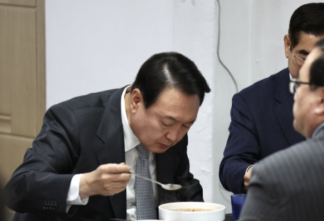 무기징역 선고 尹, 여전히 서울구치소에…식사는 미역국·순대국밥·해장국